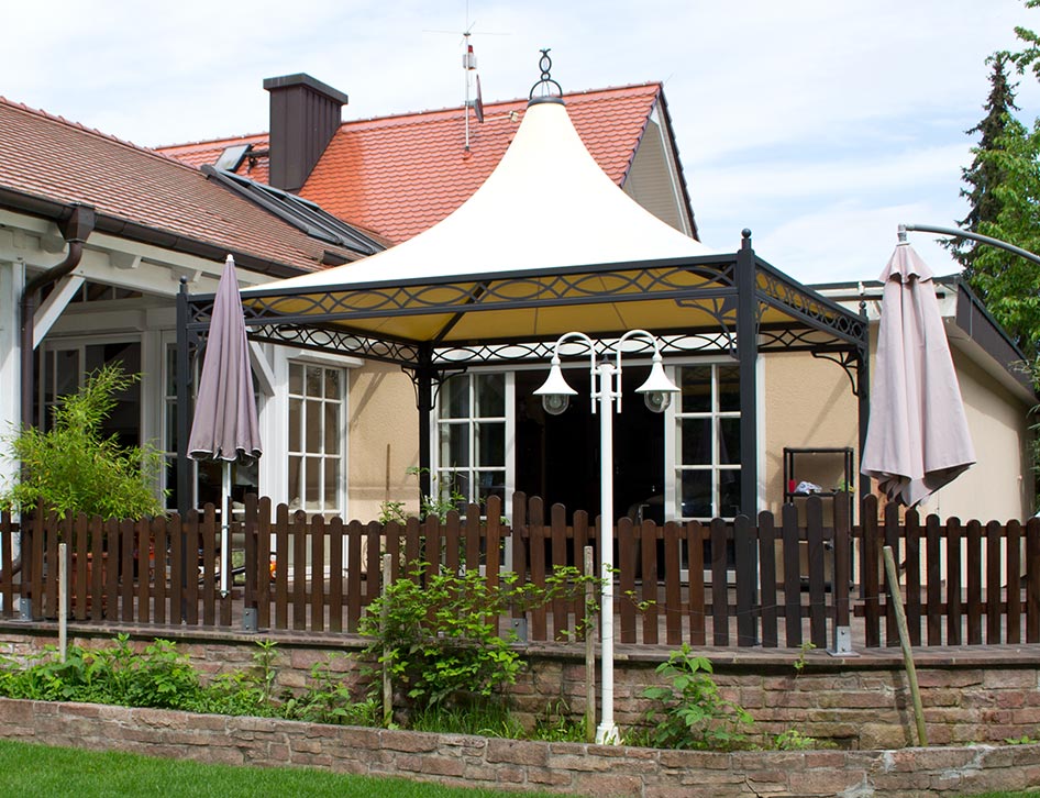 Garten-Pavillon mit festem, wasserdichtem Dach auf einer Terrasse.