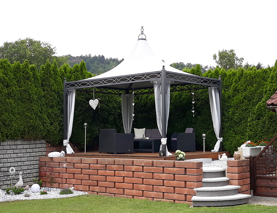 Massiver Garten-Pavillon.