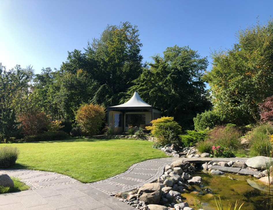 Gartenpavillon 4x4 im Park.